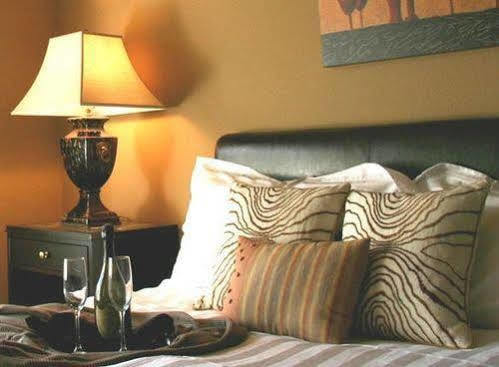 The Clarke Hotel Waukesha Ruang foto