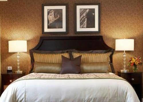 The Clarke Hotel Waukesha Ruang foto